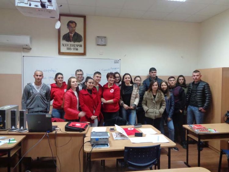 Златаровци учредиха червенокръстки клуб „Без нас не може“