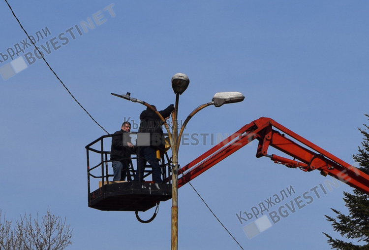 Продължава монтажа на нови лед лампи в центъра на Кърджали