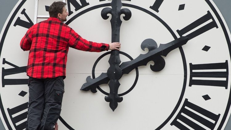 Учени обърнаха посоката на времето с помощта на квантов компютър