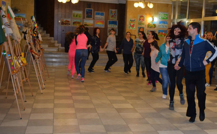 Клуб за танцово изкуство "Везеница" поздрави гостите със ситно шопско хоро. Снимка: ГБ "Паисий Хилендарски".
