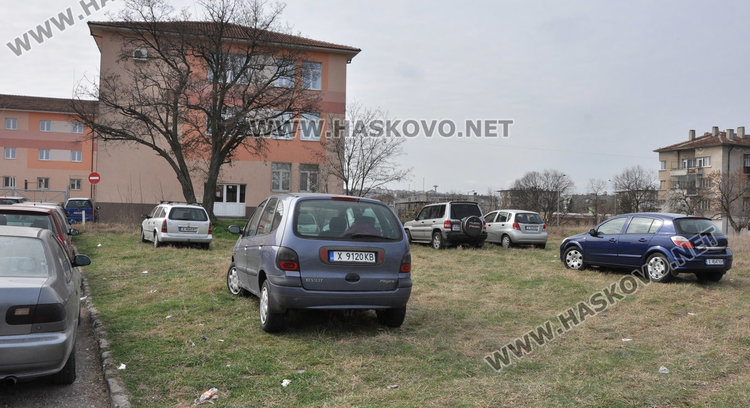 Паркиране по хасковски: Като няма къде, газим в тревата