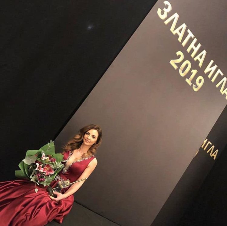 Гордост за Смолян! Радослава Лазарова със "Златна игла" за най-добър млад дизайнер!Тя посвети наградата на дъщеря си!