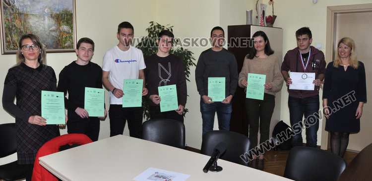 Ученици от ПМГ с италиански сертификати от международно обучение