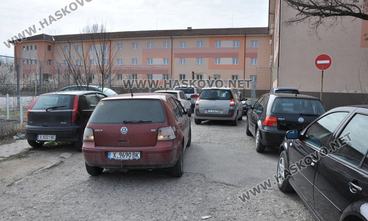 Паркиране по хасковски: Като няма къде, газим в тревата