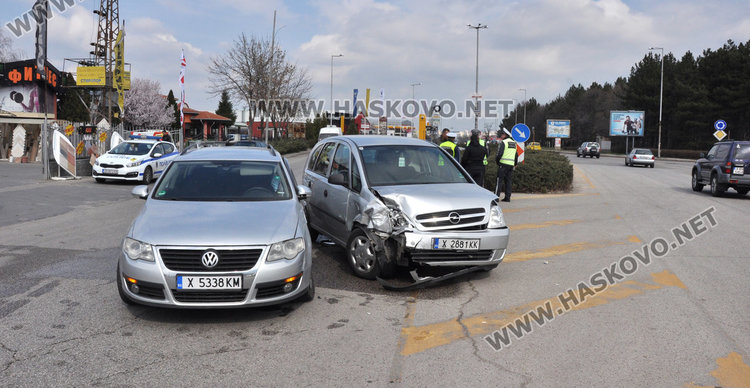 Фолксваген засече Опел на Кърджалийска, жена е в болницата