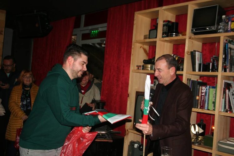 Димитър Маринов получи различни размери български знамена