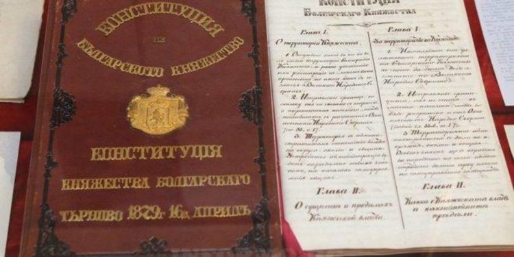 Изложбата, посветена на 140 години Търновска конституция гостува в Хасково