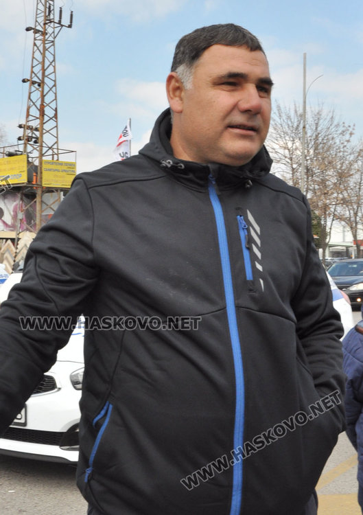 Фолксваген засече Опел на Кърджалийска, жена е в болницата