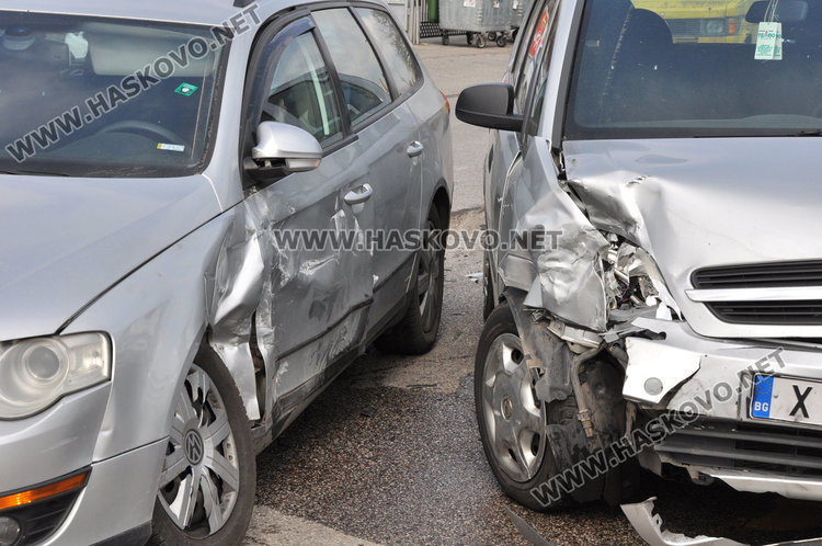 Фолксваген засече Опел на Кърджалийска, жена е в болницата