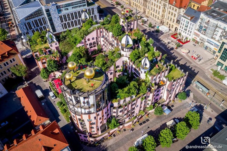 Зелената цитадела - сградата, която сякаш танцува на вятъра в розово (видео)