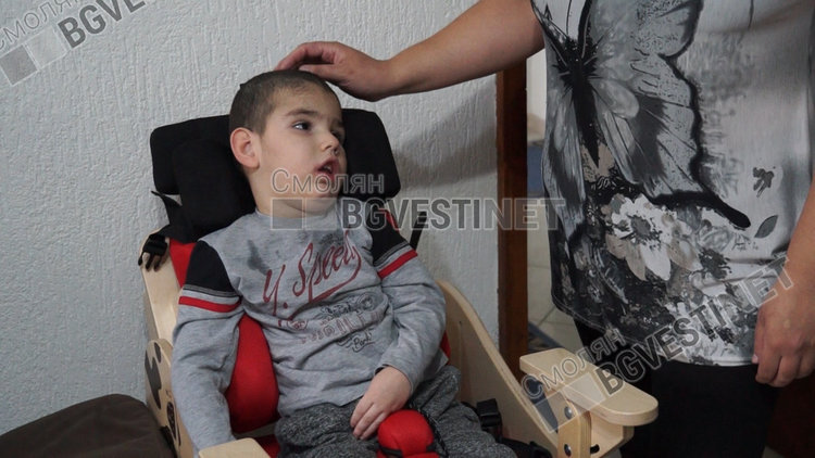 4-годишният Виктор се нуждае от помощ, за да проходи и каже "мама"