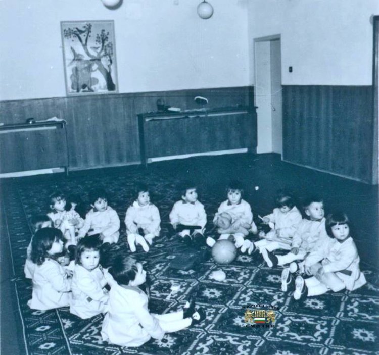 Снимка на дечица от детските ясли №2 в Смолян, 1973 г. ДА-Смолян, Ф. 838