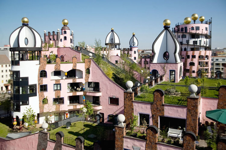 Зелената цитадела - сградата, която сякаш танцува на вятъра в розово (видео)