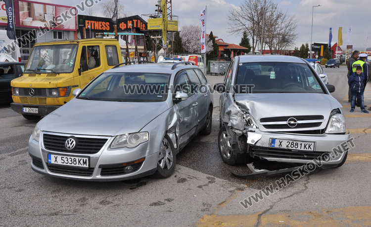 Фолксваген засече Опел на Кърджалийска, жена е в болницата