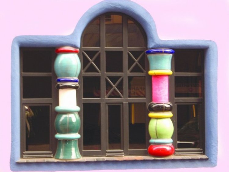 Зелената цитадела - сградата, която сякаш танцува на вятъра в розово (видео)