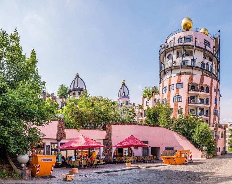 Зелената цитадела - сградата, която сякаш танцува на вятъра в розово (видео)