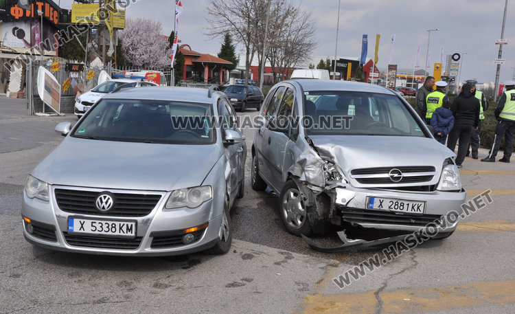 Фолксваген засече Опел на Кърджалийска, жена е в болницата