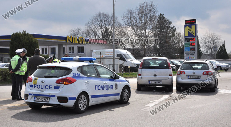 Фолксваген засече Опел на Кърджалийска, жена е в болницата