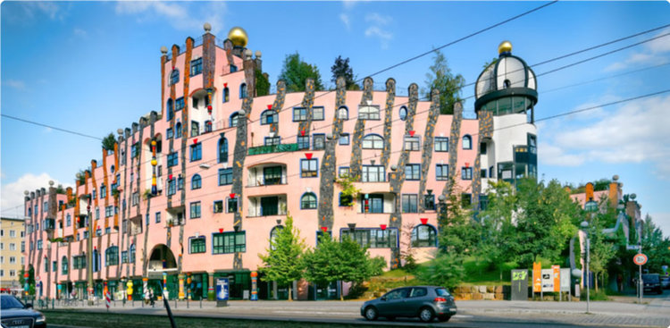 Зелената цитадела - сградата, която сякаш танцува на вятъра в розово (видео)