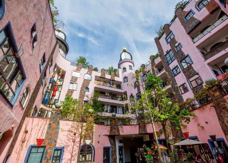 Зелената цитадела - сградата, която сякаш танцува на вятъра в розово (видео)