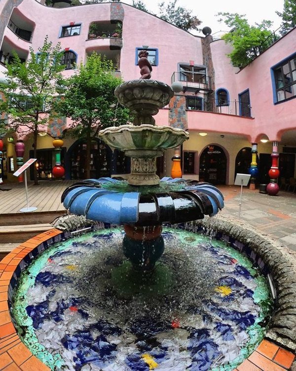 Зелената цитадела - сградата, която сякаш танцува на вятъра в розово (видео)