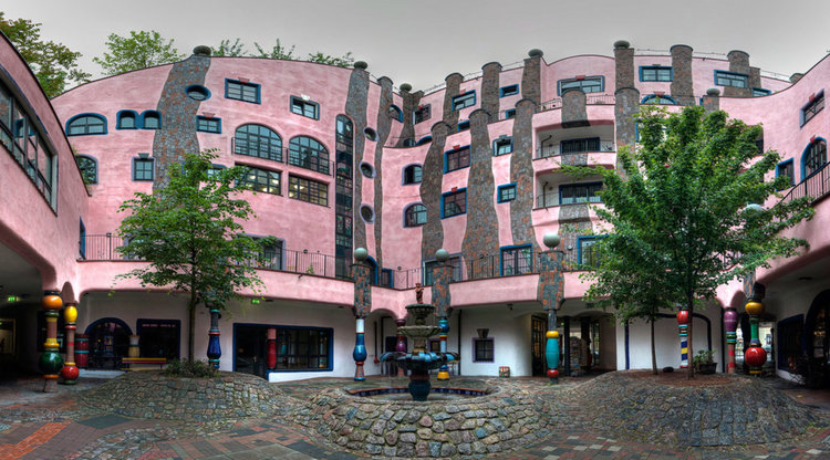 Зелената цитадела - сградата, която сякаш танцува на вятъра в розово (видео)