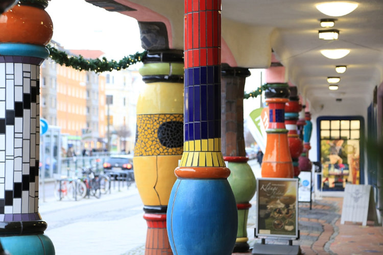 Зелената цитадела - сградата, която сякаш танцува на вятъра в розово (видео)