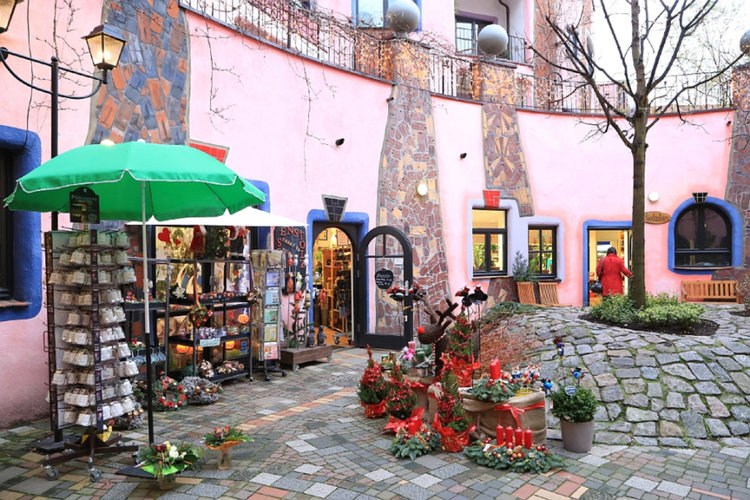 Зелената цитадела - сградата, която сякаш танцува на вятъра в розово (видео)