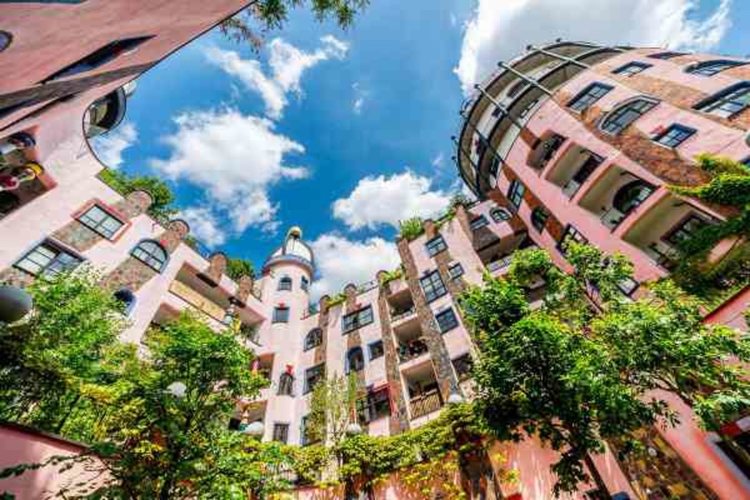 Зелената цитадела - сградата, която сякаш танцува на вятъра в розово (видео)