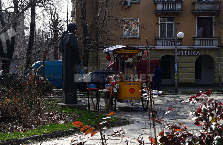 Кощунство в Кърджали! Превърнаха статуята на воеводата Димитър Маджаров в сергия!