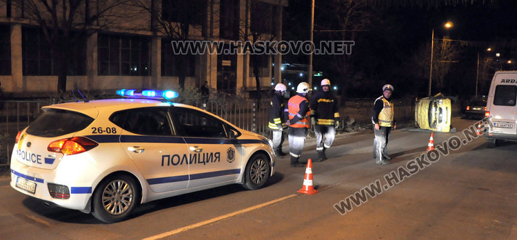 Сузуки се обърна по „Раковски” в Хасково, шофьорът в болница