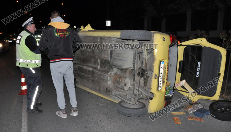 Сузуки се обърна по „Раковски” в Хасково, шофьорът в болница