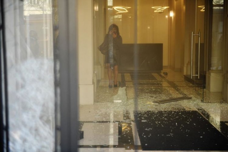 Разграбиха и опожариха бутици на емблематичния „Шан-з-Елизе“