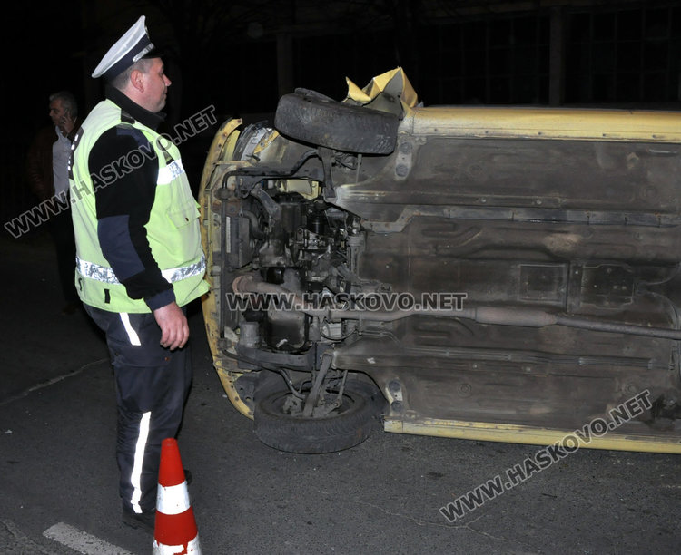 Сузуки се обърна по „Раковски” в Хасково, шофьорът в болница