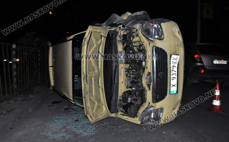 Сузуки се обърна по „Раковски” в Хасково, шофьорът в болница