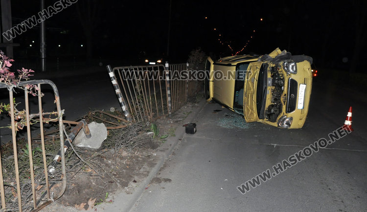 Сузуки се обърна по „Раковски” в Хасково, шофьорът в болница