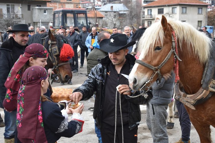 Коне и хора почетоха в Чепеларе на Тодоровден