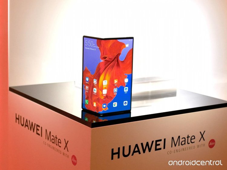 Първи впечатления от „гъвкавия“ Huawei Mate X