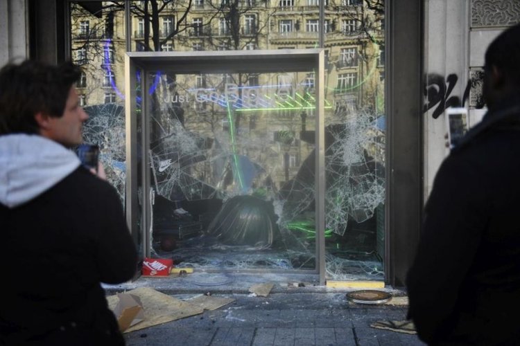 Разграбиха и опожариха бутици на емблематичния „Шан-з-Елизе“