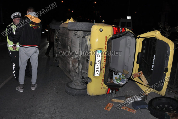 Сузуки се обърна по „Раковски” в Хасково, шофьорът в болница