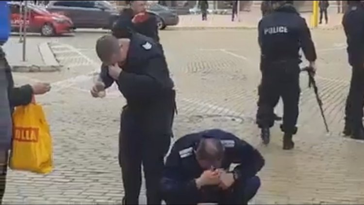 Полицаи се неутрализираха със собствения си лютив спрей на протеста в София