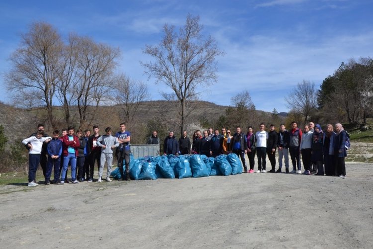 Над 100 чувала със смет събраха доброволци в Момчилград