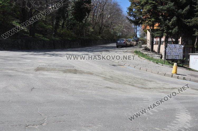 Бетонен разлив на завой притеснява шофьорите