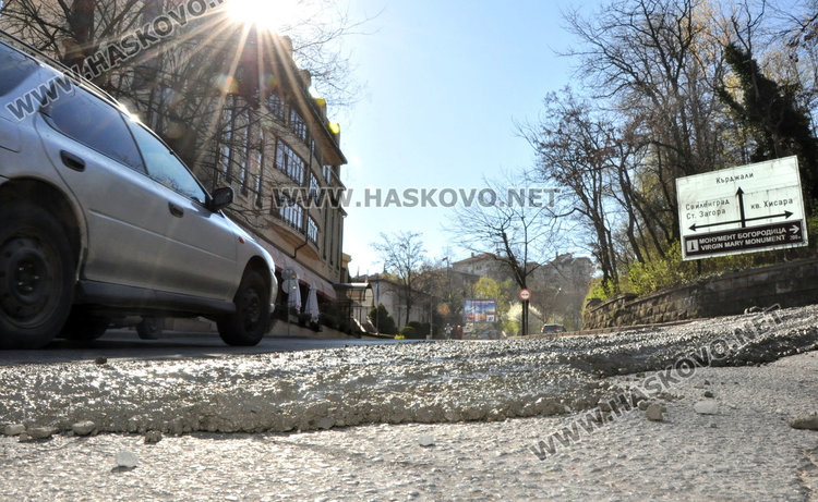 Бетонен разлив на завой притеснява шофьорите