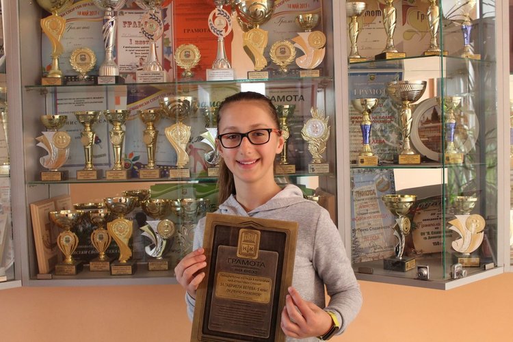 Ученичка от ОУ „ Пенчо Славейков“ с отличие от Национален конкурс