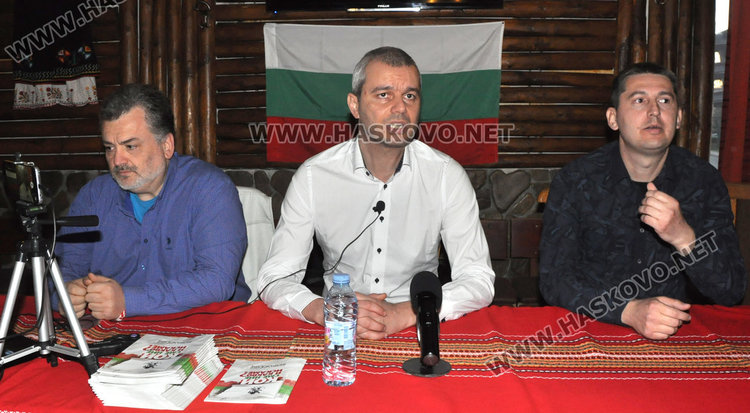 Костадин Костадинов (в средата)