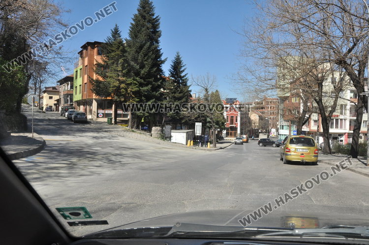 Бетонен разлив на завой притеснява шофьорите