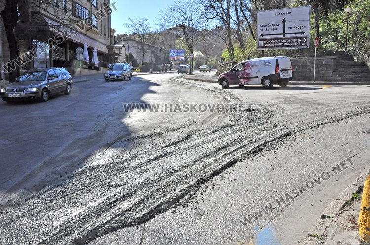 Бетонен разлив на завой притеснява шофьорите
