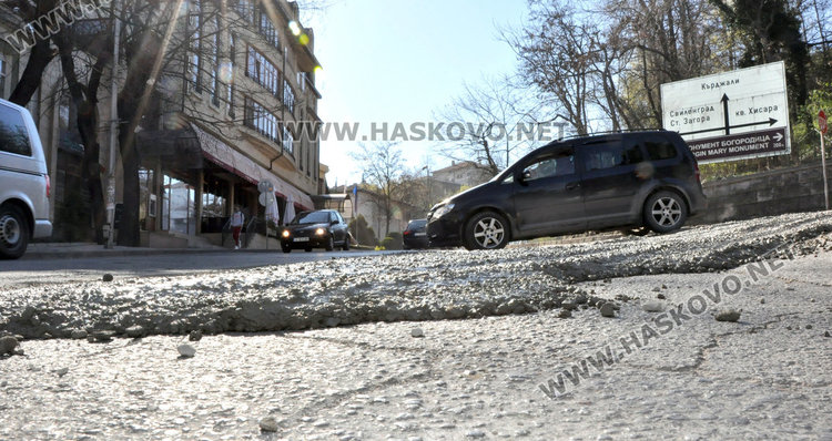Бетонен разлив на завой притеснява шофьорите