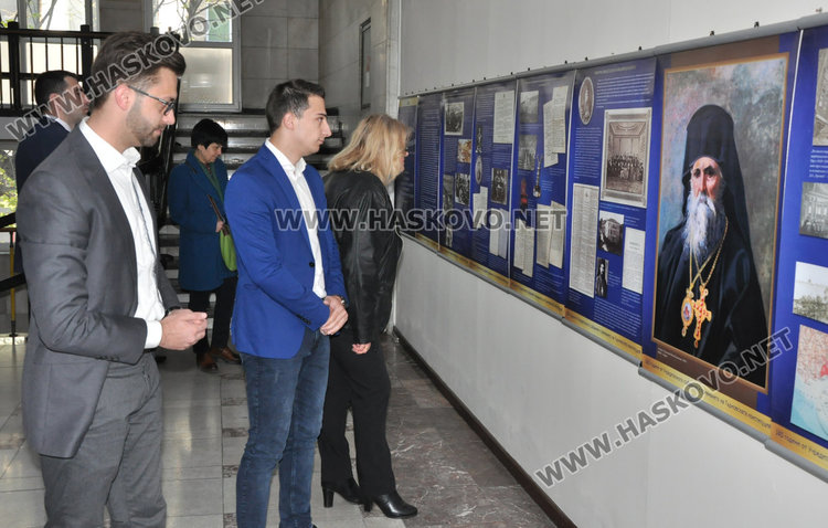 Призоваха за изнесени уроци по история край изложбата за 140 г. от Търновската конституция